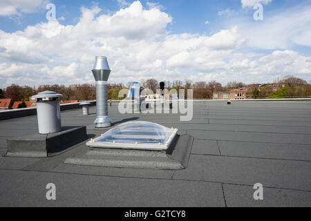 Inox Schornstein auf dem Flachdach in der Stadt Stockfoto