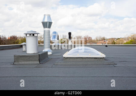 Inox Schornstein auf dem Flachdach in der Stadt Stockfoto