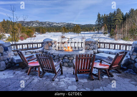 Stühle und Feuerstelle mit Blick auf die Edgeway GC in Lake Tahoe. Stockfoto
