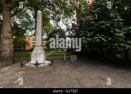 Denkmal für Daniel Defoe und William Blakes Grabstein, Friedhof Bunhill Fields aus der City Road, London. Stockfoto