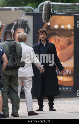 Benedict Cumberbatch entdeckt während der Dreharbeiten für die vierte Staffel der BBC-Show Sherlock am Mount Stuart Square in Cardiff, Süd Stockfoto