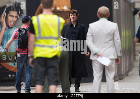 Benedict Cumberbatch entdeckt während der Dreharbeiten für die vierte Staffel der BBC-Show Sherlock am Mount Stuart Square in Cardiff, Süd Stockfoto