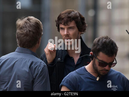 Benedict Cumberbatch entdeckt während der Dreharbeiten für die vierte Staffel der BBC-Show Sherlock am Mount Stuart Square in Cardiff, Süd Stockfoto