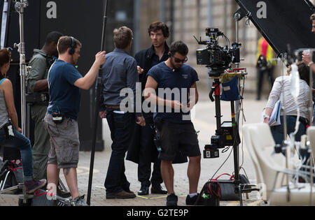 Benedict Cumberbatch entdeckt während der Dreharbeiten für die vierte Staffel der BBC-Show Sherlock am Mount Stuart Square in Cardiff, Süd Stockfoto