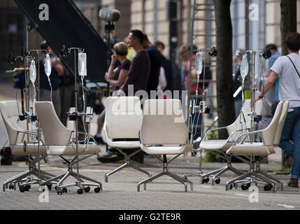 Benedict Cumberbatch entdeckt während der Dreharbeiten für die vierte Staffel der BBC-Show Sherlock am Mount Stuart Square in Cardiff, Süd Stockfoto