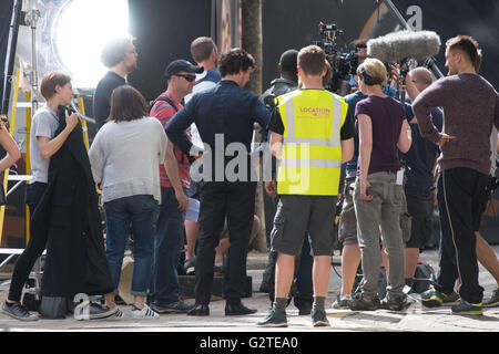 Benedict Cumberbatch entdeckt während der Dreharbeiten für die vierte Staffel der BBC-Show Sherlock am Mount Stuart Square in Cardiff, Süd Stockfoto