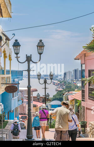 GUAYAQUIL, ECUADOR, Oktober - 2015 - Häuser am Cerro Santa Ana, eine touristische Attraktion von Guayaquil, Ecuador. Stockfoto