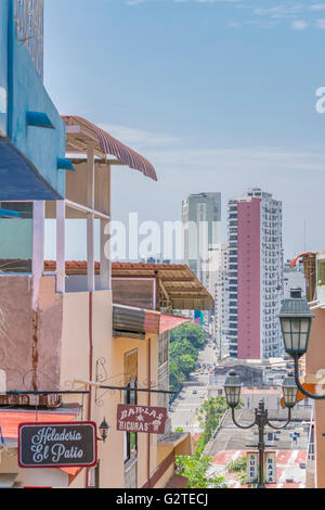 GUAYAQUIL, ECUADOR, Oktober - 2015 - Häuser am Cerro Santa Ana, eine touristische Attraktion von Guayaquil, Ecuador. Stockfoto