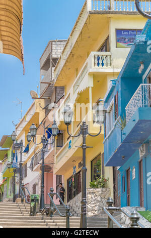 GUAYAQUIL, ECUADOR, Oktober - 2015 - Häuser am Cerro Santa Ana, eine touristische Attraktion von Guayaquil, Ecuador. Stockfoto