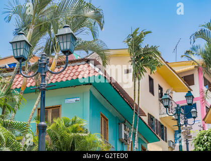 GUAYAQUIL, ECUADOR, Oktober - 2015 - Häuser am Cerro Santa Ana, eine touristische Attraktion von Guayaquil, Ecuador. Stockfoto