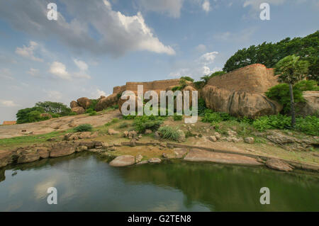 Blick über den Teich zum Thirumayam Fort. Stockfoto