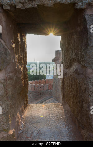 Blick aus Thirumayam Fort durch Wehrgang. Stockfoto