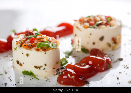 Köstlichen Häppchen mit Käse und verschiedenen Zutaten und Tomatensauce Stockfoto