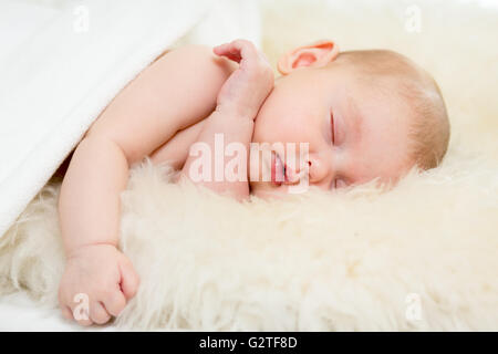 entzückende Baby auf dem Bauch schlafen Stockfoto