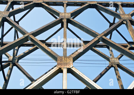 Bau der alten Eisenbahnbrücke als Hintergrund Stockfoto