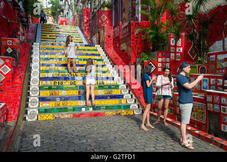RIO DE JANEIRO - 29. März 2016: Touristen besuchen die bunten Mosaik-Fliesen im Landmark Escadaria Selaron (Selaron Schritte). Stockfoto