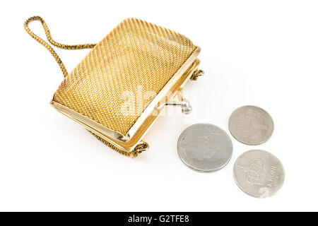 Goldene Handtasche mit alten europäischen Münzen isoliert auf weiss Stockfoto