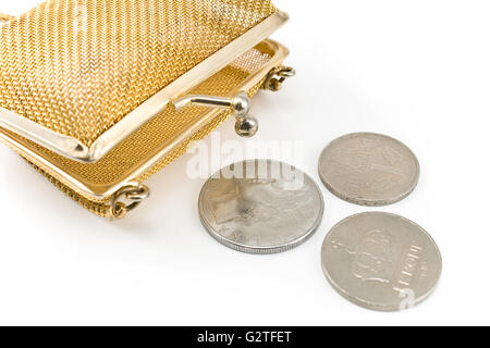 Goldene Handtasche mit alten europäischen Münzen isoliert Stockfoto