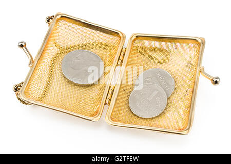 Goldene Handtasche mit alten europäischen Münzen isoliert auf weiss Stockfoto
