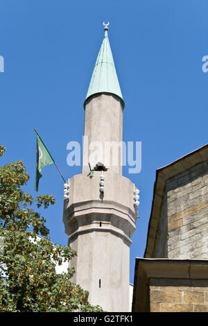 Minarett der Moschee in Belgrad über blauen Himmel Stockfoto