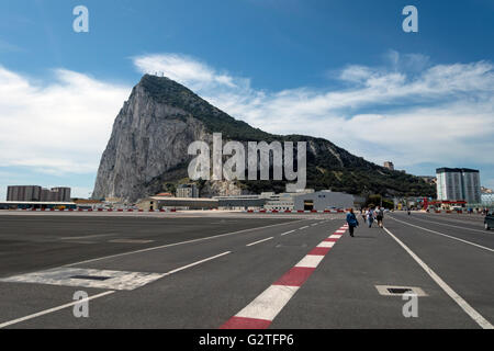 Fuß zu den Felsen von Gibraltar vom internationalen Flughafen. Die Hauptstraße von Spanien durchquert die Start-und Landebahn Stockfoto