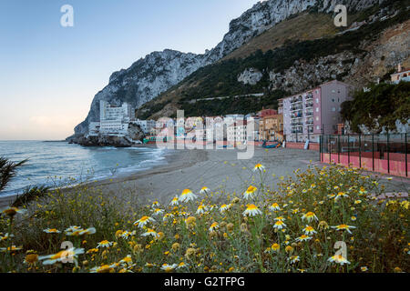 Catalan Bay, Gibraltar. Eine kleine Bucht und Fischerdorf auf der Ostseite des Felsens. Stockfoto