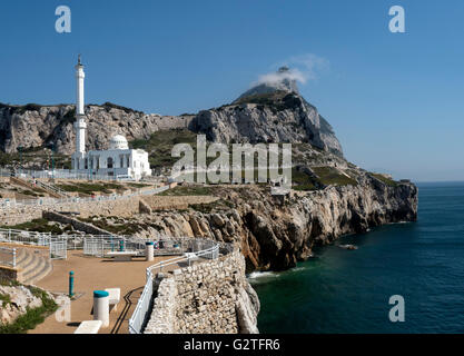 Ibrahim-al-Ibrahim-Moschee und den Felsen von Gibraltar von Europa Punkt aus gesehen Stockfoto