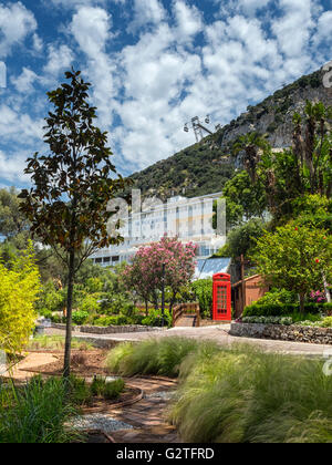 Blick von der Alameda-Botanic Gardens, Gibraltar, hin zu einer roten Telefonzelle und The Rock Hotel Stockfoto