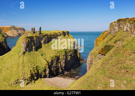 Klippen mit den Ruinen der Dunseverick Castle auf dem Causeway Coastal Weg an der Küste von Nordirland. Fotografiert auf einer br Stockfoto