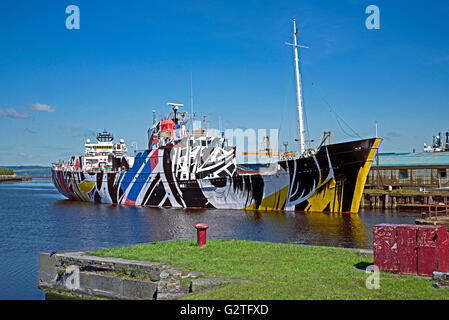 Die Dazzle Schiff, MV Fingal, in Leith Docks, Teil des Edinburgh Festival und Gedenkt auch den 100. Jahrestag des Ersten Weltkriegs. Stockfoto