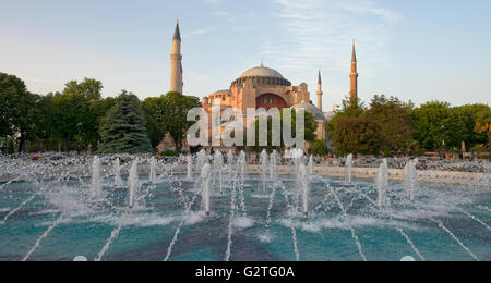 Hagia Sophia, ehemaligen griechischen orthodoxen christlichen patriarchalischen Basilika, später eine kaiserliche Moschee in Istanbul. Stockfoto