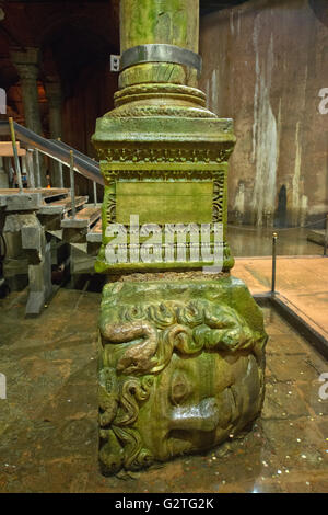 Das Haupt der Medusa in der Basilika-Zisterne in Istanbul, Türkei. Stockfoto