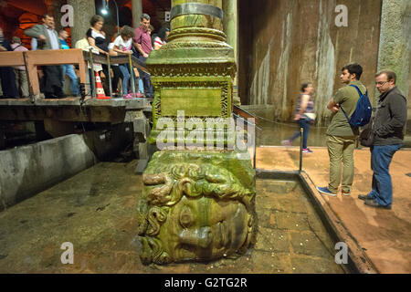 Das Haupt der Medusa in der Basilika-Zisterne in Istanbul, Türkei. Stockfoto