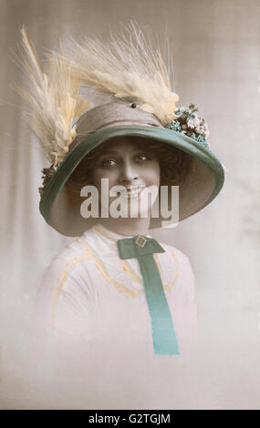 Handkolorierten Sepia Postkarte einen schönen Edwardian Dame in einem Bild-Hut. Stockfoto