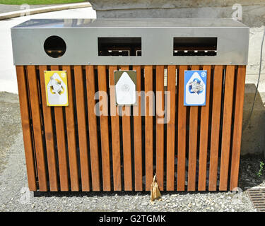 Mülltonnen für das recycling auf der Straße Stockfoto