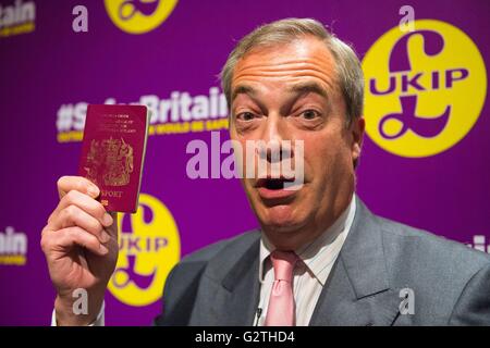 Die UKIP Führer Nigel Farage hält seinen Pass nach eine Rede über die Einwanderung auf eine Abstimmung verlassen europäisches Referendum Kampagne Event im One George Street in Westminster, London. Stockfoto