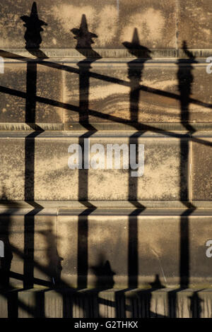 Muster der Schatten von einem Geländer in Edinburgh, Schottland Stockfoto