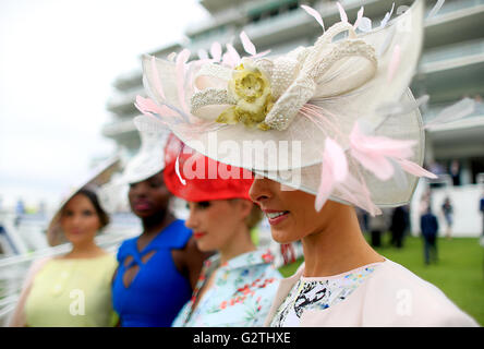 Racegoers tragen Hüte genießen Sie die Atmosphäre am Ladies Day während der Investec Epsom Derby Festival 2016 in Epsom Racecourse, Epsom. Stockfoto