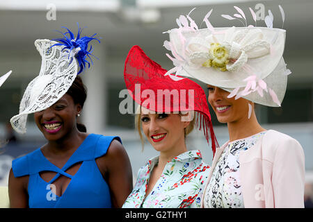 Racegoers tragen Hüte genießen Sie die Atmosphäre am Ladies Day während der Investec Epsom Derby Festival 2016 in Epsom Racecourse, Epsom. Stockfoto