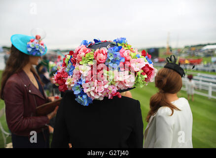 Racegoers tragen Hüte genießen Sie die Atmosphäre am Ladies Day während der Investec Epsom Derby Festival 2016 in Epsom Racecourse, Epsom. PRESSEVERBAND Foto. Bild Datum: Freitag, 3. Juni 2016. Vgl. PA Geschichte RACING Epsom. Bildnachweis sollte lauten: David Davies/PA Wire. Einschränkungen: Nur zur redaktionellen Verwendung, bestimmt jede kommerzielle Nutzung bedarf der vorherigen Zustimmung von Epsom Downs Racecourse ist. Kein Privat Verkauf. Rufen Sie + 44 (0) 1158 447447 für weitere Informationen Stockfoto