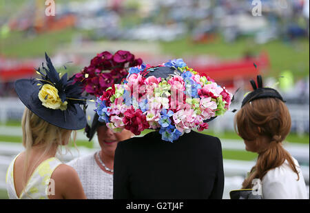 Racegoers tragen Hüte genießen Sie die Atmosphäre am Ladies Day während der Investec Epsom Derby Festival 2016 in Epsom Racecourse, Epsom. Stockfoto