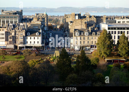 Blick über Princes Street, den Firth of Forth aus dem Schloss Edinburgh Stockfoto