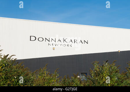 OLDENZAAL, Niederlande - 31. Oktober 2015: Äußere eines Lagers von Donna Karan. Sie gehört zu den einflussreichsten Mode-desig Stockfoto