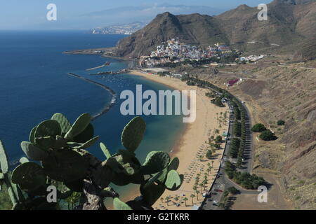 Blick auf Dorf San Andrés und Playa de Las Teresitas mit Santa Cruz De Tenerife in der Ferne. Tenerife, Islas Canarias. Stockfoto