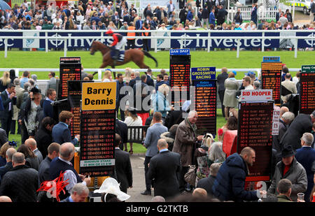 Ein Überblick über elektronische Buchmacher steht am Ladies Day während der Investec Epsom Derby Festival 2016 in Epsom Racecourse, Epsom. Stockfoto