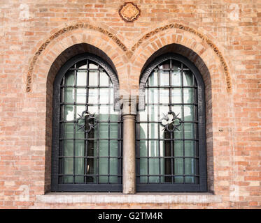Lancet Doppelfenster des italienischen mittelalterlichen Palast. Stockfoto