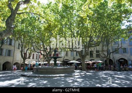 Der zentrale Platz Place Aux Herbes und seinen Brunnen, Uzes, Gard, Languedoc-Roussillon, Frankreich Stockfoto