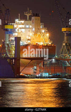 Frachtschiff in das Schwimmdock von Blohm und Voss, Hamburger Hafen bei Nacht, Hamburg, Deutschland Stockfoto