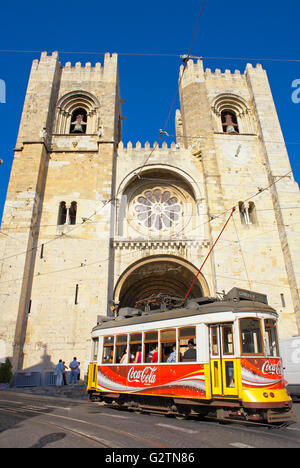 Kathedrale von Lissabon und der Straßenbahn, das historische Zentrum, Lissabon, Portugal Stockfoto