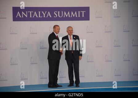 Australian Prime Minister Malcolm Turnbull (R) wird von der türkische Präsident Recep Tayyip Erdogan, während des G20-Gipfels begrüßt. Stockfoto